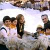 Farah Diba et le Shah d'Iran Mohammad Reza avec leurs enfants Reza, Farahnaz, Ali Reza et Leila en 1975 à Saint Moritz, en Suisse.