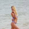 Le mannequin Candice Swanepoel en shooting photo à la plage à Saint-Barthélemy le 14 décembre 2015.
