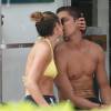 Candice Swanepoel et son petit ami Hermann Nicoli boivent une boisson rafraichissante lors de leurs vacances a Miami, le 27 mai 2013.