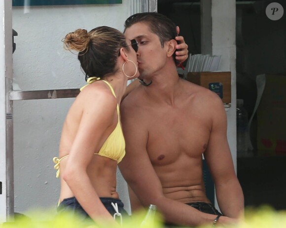 Candice Swanepoel et son petit ami Hermann Nicoli boivent une boisson rafraichissante lors de leurs vacances a Miami, le 27 mai 2013.
