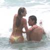 Candice Swanepoel et son petit ami Hermann Nicoli boivent une boisson rafraichissante lors de leurs vacances a Miami, le 27 mai 2013.