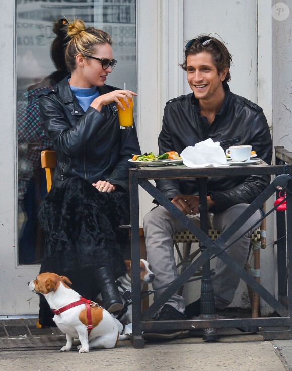 Candice Swanepoel et son petit-ami Hermann Nicoli se promenent avec leurs chiens a New York, le 16 avril 2013.