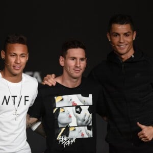 Neymar et Lionel Messi et Cristiano Ronaldo lors du Ballon d'or 2015 à Zurich le 11 janvier 2016.