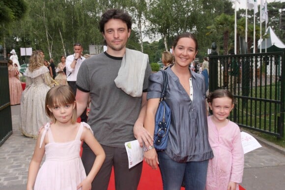 Emmanuelle Boidron, son mari Antoine et leurs enfants en juin 2008 à Disneyland Paris