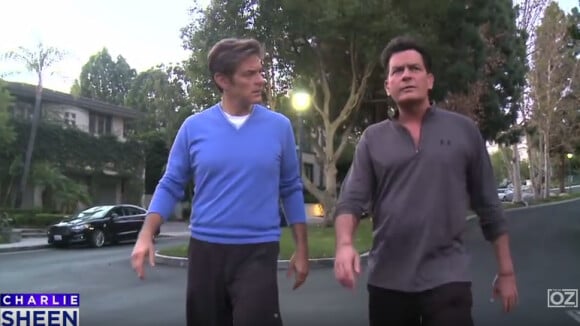 Charlie Sheen essaie un nouveau traitement contre le SIDA dans un nouvel épisode de l'émission de télé-réalité The Dr. Oz Show. Vidéo publiée sur Youtube, le 12 janvier 2016.