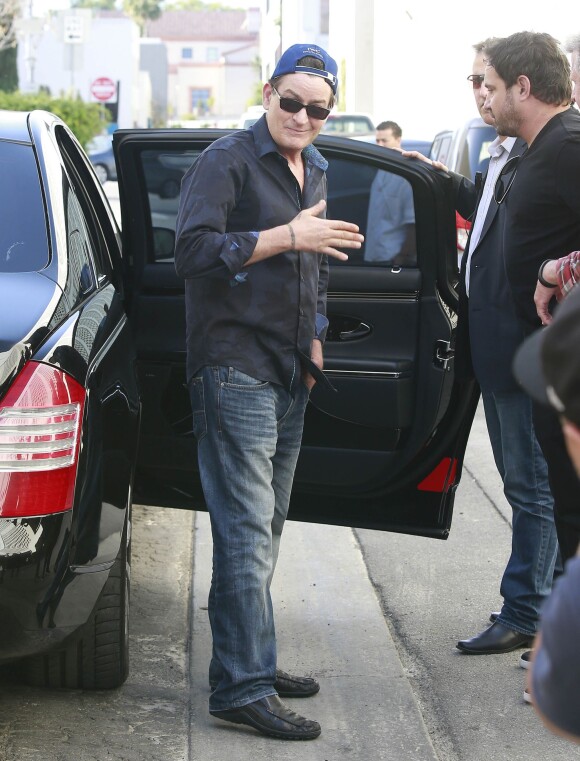 Charlie Sheen est allé déjeuner avec des amis à Beverly Hills, le 19 mars 2015