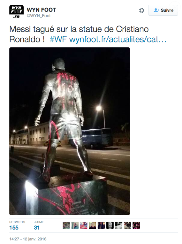 La statue de Cristiano Ronaldo tagguée au nom de Lionel Messi à Funchal (Portugal) le 12 janvier 2016.