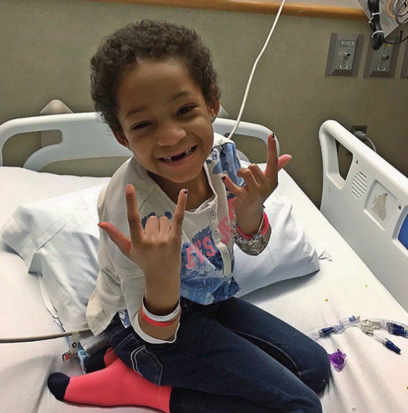 Leah, la fille du footballeur US Devon Still, lors d'un de ses derniers jours à l'hôpital après avoir vaincu son cancer - janvier 2016