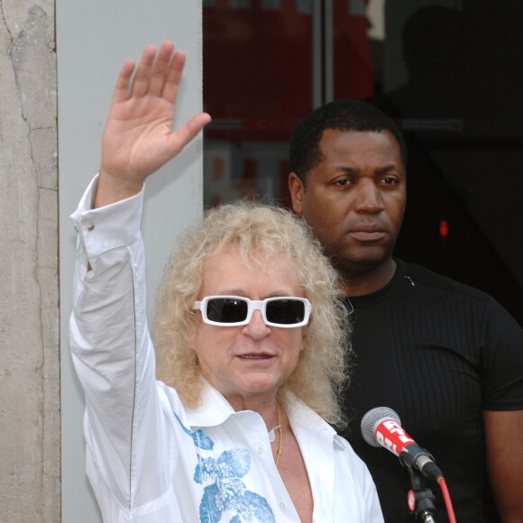 Michel Polnareff quitte les studios de la radio RTL à Paris, le 9 juin 2007