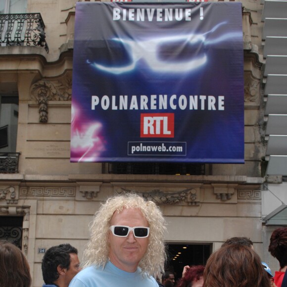 Michel Polnareff quitte les studios de la radio RTL à Paris, le 9 juin 2007