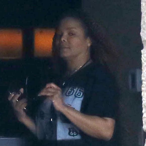 Exclusif - La chanteuse Janet Jackson se rend au déjeuner dans son hôtel de Honolulu le 12 novembre 2015.