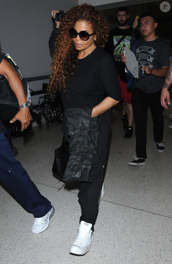 Janet Jackson prend un vol à l'aéroport de Los Angeles, le 17 juin 2015.
