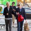 Ellen DeGeneres et sa femme Portia de Rossi semblent toutes contentes en allant faire leurs courses chez Bristol Farms à West Hollywood, le 5 décembre 2015.
