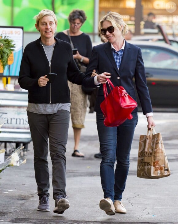 Ellen DeGeneres et sa femme Portia de Rossi semblent toutes contentes en allant faire leurs courses chez Bristol Farms à West Hollywood, le 5 décembre 2015.