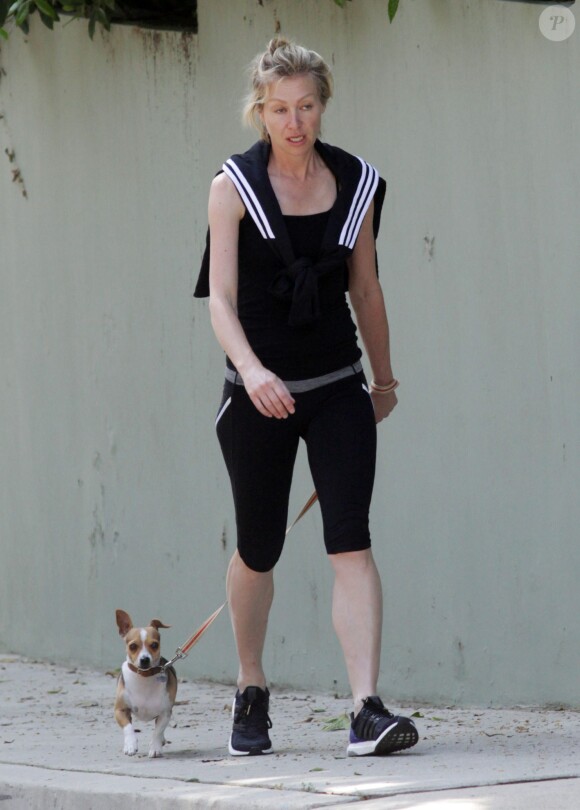 Exclusif -  Portia de Rossi méconnaissable sans maquillage lors d'une promenade avec son chien Augie le 20 mars 2015