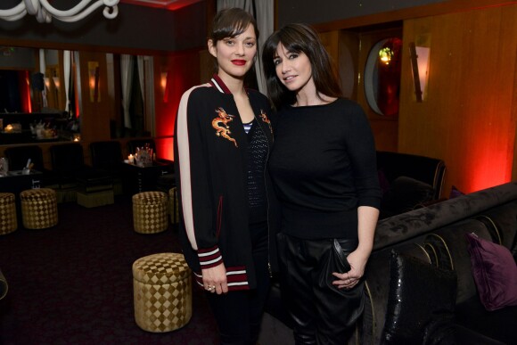 Marion Cotillard et Albane Cléret lors de la soirée AClub au restaurant L'Avenue, Paris, le 14 janvier 2016.