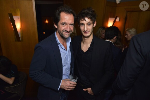 Stéphane de Groodt et Pierre Niney lors de la soirée AClub au restaurant L'Avenue, Paris, le 14 janvier 2016.