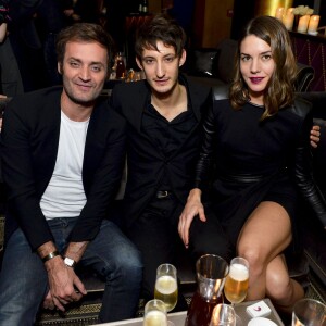 Augustin Trapenard, Pierre Niney et Natasha Andrews lors de la soirée AClub au restaurant L'Avenue, Paris, le 14 janvier 2016.