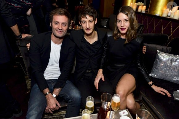 Augustin Trapenard, Pierre Niney et Natasha Andrews lors de la soirée AClub au restaurant L'Avenue, Paris, le 14 janvier 2016.