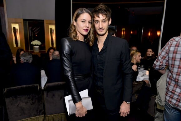 Pierre Niney et Natasha Andrews lors de la soirée AClub au restaurant L'Avenue, Paris, le 14 janvier 2016.