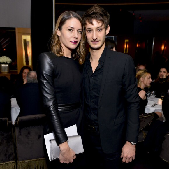Pierre Niney et Natasha Andrews lors de la soirée AClub au restaurant L'Avenue, Paris, le 14 janvier 2016.