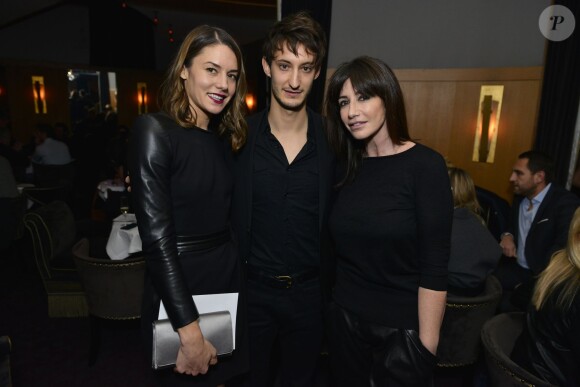 Natasha Andrews, Pierre Niney et Albane Cléret lors de la soirée AClub au restaurant L'Avenue, Paris, le 14 janvier 2016.