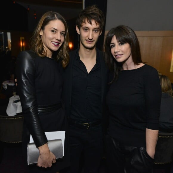 Natasha Andrews, Pierre Niney et Albane Cléret lors de la soirée AClub au restaurant L'Avenue, Paris, le 14 janvier 2016.