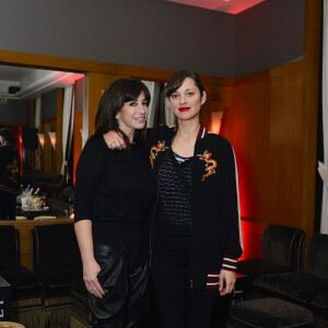 Marion Cotillard et Albane Cléret lors de la soirée AClub au restaurant L'Avenue, Paris, le 14 janvier 2016.
