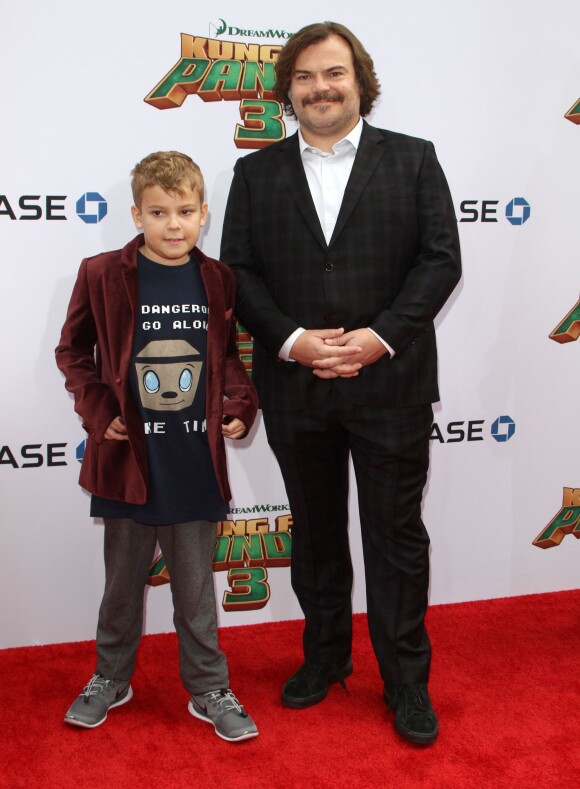 Jack Black et son fils Samuel - Célébrités à la première de Kung Fu Panda 3 au théâtre "TCL Chinese" de Hollywood le 16 janvier 2016.