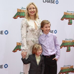 Kate Hudson et ses enfants Ryder Robinson et Bingham Bellamy - Célébrités lors la première de Kung Fu Panda 3 au théâtre "TCL Chinese" de Hollywood le 16 janvier 2016.