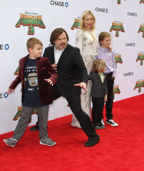 Jack Black et Kate Hudson avec leurs enfants respectifs - Célébrités à la première de Kung Fu Panda 3 au théâtre "TCL Chinese" de Hollywood le 16 janvier 2016.