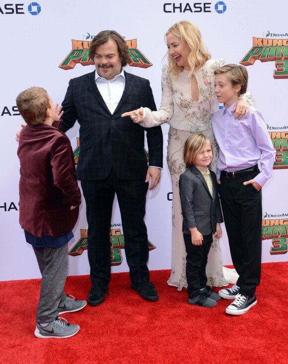 Jack Black et son fils Samuel, Kate Hudson et ses enfants Ryder Robinson et Bingham Bellamy - Célébrités lors la première de Kung Fu Panda 3 au théâtre "TCL Chinese" de Hollywood le 16 janvier 2016.