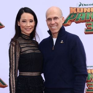 Lucy Liu et Jeffrey Katzenberg - Célébrités lors la première de Kung Fu Panda 3 au théâtre "TCL Chinese" de Hollywood le 16 janvier 2016.