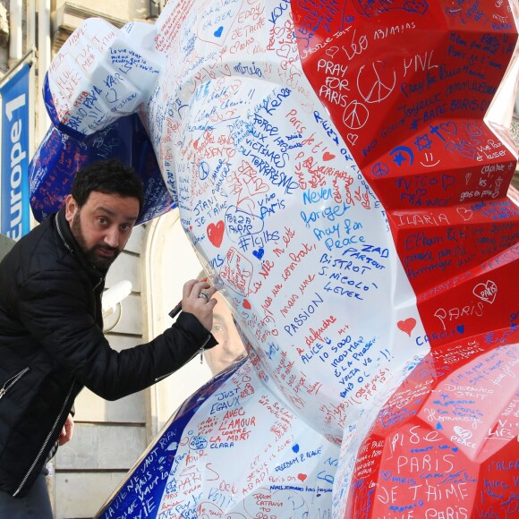 Exclusif - Cyril Hanouna - L'artiste contemporain Richard Orlinski se mobilise après les attentats survenus le 13 novembre à Paris, et crée un Kong revisité en Bleu Blanc Rouge pour Risposte. © Céline Bonnarde / Bestimage