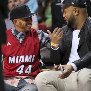 Lewis Hamilton lors de la rencontre NBA entre les Dallas Mavericks et le Heat de Miami à l'AmericanAirlines Arena de Miami le 1er janvier 2016