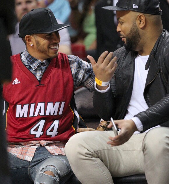 Lewis Hamilton lors de la rencontre NBA entre les Dallas Mavericks et le Heat de Miami à l'AmericanAirlines Arena de Miami le 1er janvier 2016