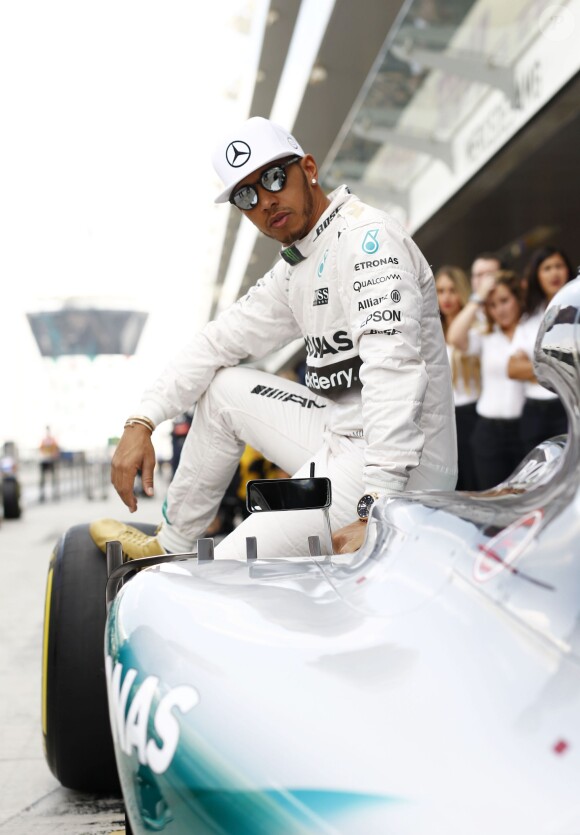 Lewis Hamilton sur sa Mercedes AMG au Grand Prix d'Abu Dhabi, le 29 novembre 2015
