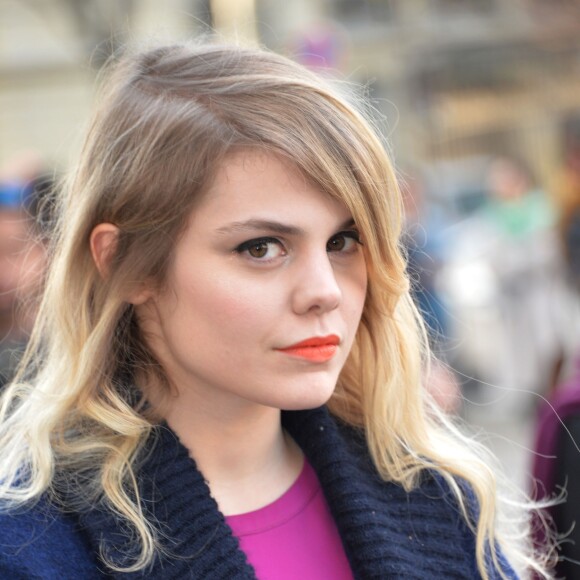 La chanteuse Coeur de Pirate (Béatrice Martin) au défilé de mode "Barbara Bui" prêt-à-porter Automne-Hiver 2015-2016 au Palais de Tokyo à Paris, le 5 mars 2015