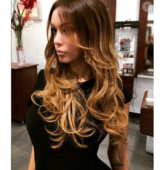 Nabilla : nouvelle couleur de cheveux pour bien démarrer 2016