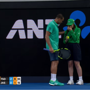 Jo-Wilfried Tsonga avec une jeune fille victime d'un malaise lors de son second tour à l'Open d'Australie, le 20 janvier 2016 à Melbourne