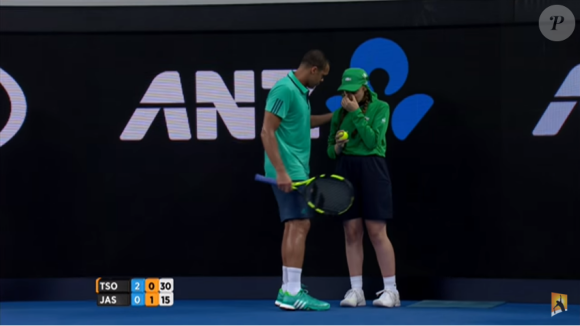 Jo-Wilfried Tsonga avec une jeune fille victime d'un malaise lors de son second tour à l'Open d'Australie, le 20 janvier 2016 à Melbourne