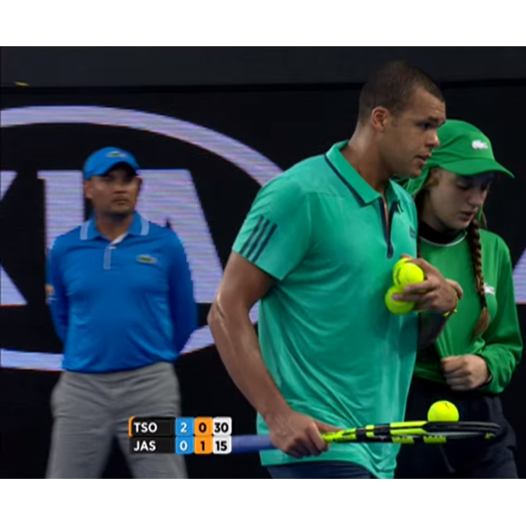 Jo-Wilfried Tsonga avec une jeune fille victime d'un malaise lors de son second tour à l'Open d'Australie, le 20 janvier 2016 à Melbourne