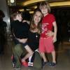 Brooke Mueller pose avec ses fils Max et Bob Sheen à son arrivée à l'aéroport LAX de Los Angeles. Le 18 août 2014
