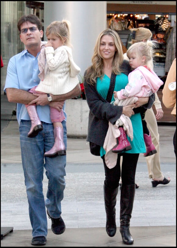 Charlie Sheen et sa compagne Brooke Mueller avec ses filles Sam et Lola, fruits de son union passée avec Denise Richards, dans les rues de Century City, le 11 novembre 2007