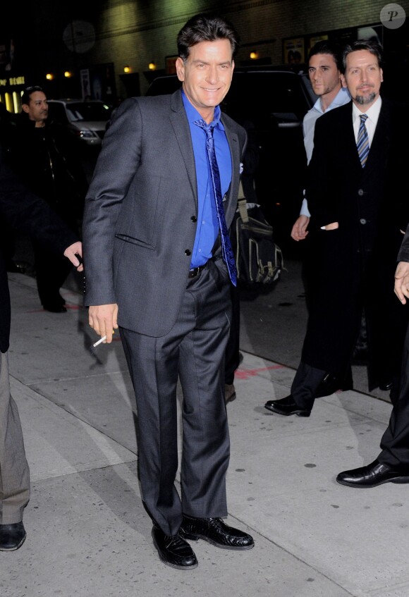 Charlie Sheen, une cigarette a la main, arrive sur le plateau de l'emission "Late Show With David Letterman" a New York, le 14 janvier 2013.