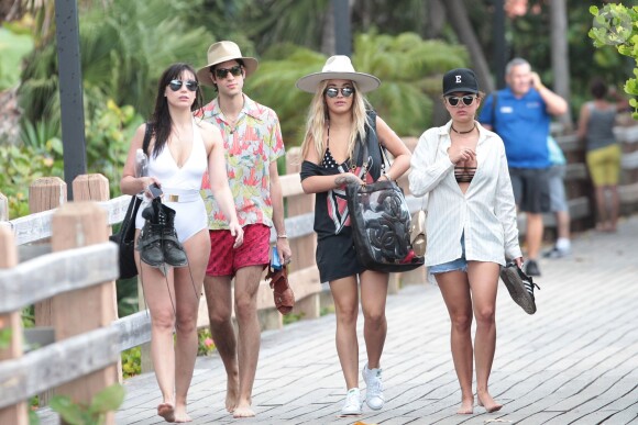 Rita Ora, Thomas Cohen et Daisy Lowe à Miami le 30 décembre 2015. ©CPA/Bestimage