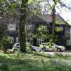 Les officiers de la police scientifique ont inspecté la maison de Peaches Geldof, où elle a été retrouvée morte la veille, le 8 avril 2014. La propriété, située à Wrotham dans le Kent, semble avoir été abandonnée depuis par Tom Cohen, l'époux de Peaches, et leurs deux fils.