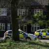 Les officiers de la police scientifique ont inspecté la maison de Peaches Geldof, où elle a été retrouvée morte la veille, le 8 avril 2014. La propriété, située à Wrotham dans le Kent, semble avoir été abandonnée depuis par Tom Cohen et leurs deux fils.