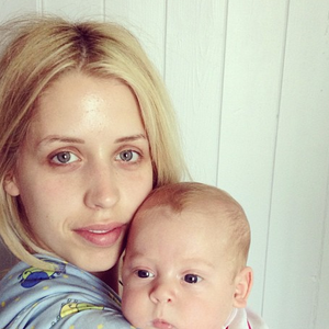 Peaches Geldof adore prendre des photos de ses enfants Astala et Phaedra sur les réseaux sociaux. Le 8 juillet elle a d'ailleurs posté de nombreux clichés de ses bébés sur Instagram. Ici on peut voir Phaedra, né le 24 avril 2013.