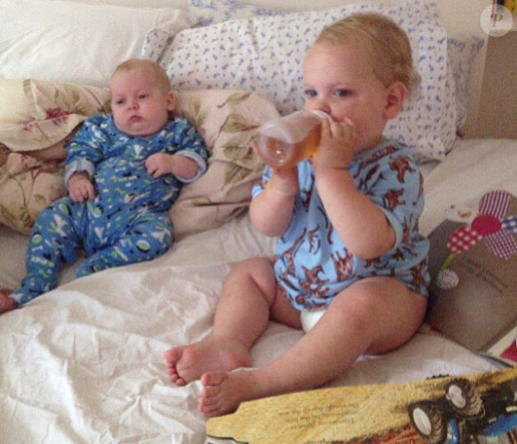 Peaches Geldof adore prendre des photos de ses fils Astala et Phaedra sur les réseaux sociaux. Le 8 juillet elle a d'ailleurs posté de nombreux clichés de ses bébés sur Instagram. Ici on peut voir Phaedra, né le 24 avril 2013, et Astala, 1 an.